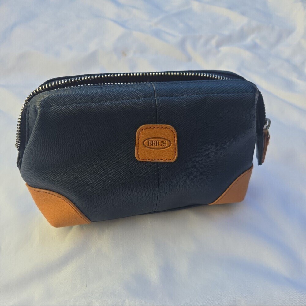 BRICS TOILETRY CASE ZIP UP CLUTCH QATAR AIRLINES 1st CLASS NAVY/SADDLE TAN EUC